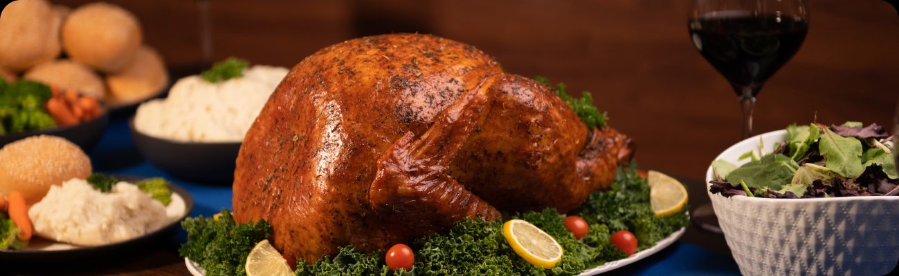 Mesa servida con pavo Parson al horno y guarniciones