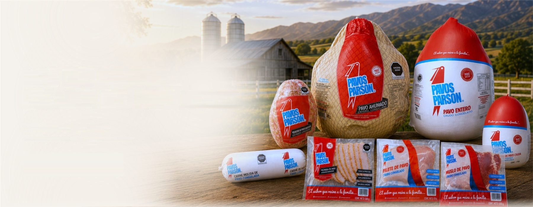 Productos Pavos Parson sobre la mesa, con la granja al fondo.